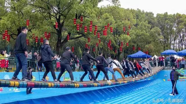 山東馳勝戶外大型網(wǎng)紅橋充氣墊 景區(qū)農(nóng)莊擺擺橋游樂(lè)設(shè)備廠家直銷