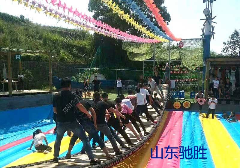 山東馳勝大型戶外水上拓展網(wǎng)紅橋游樂設(shè)備充氣氣墊搖擺橋