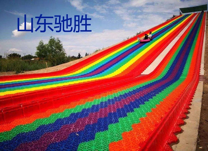 網(wǎng)紅橋廠家 山東馳勝大型戶外拓展游樂設(shè)備支持定制蹦床橋氣墊搖擺橋
