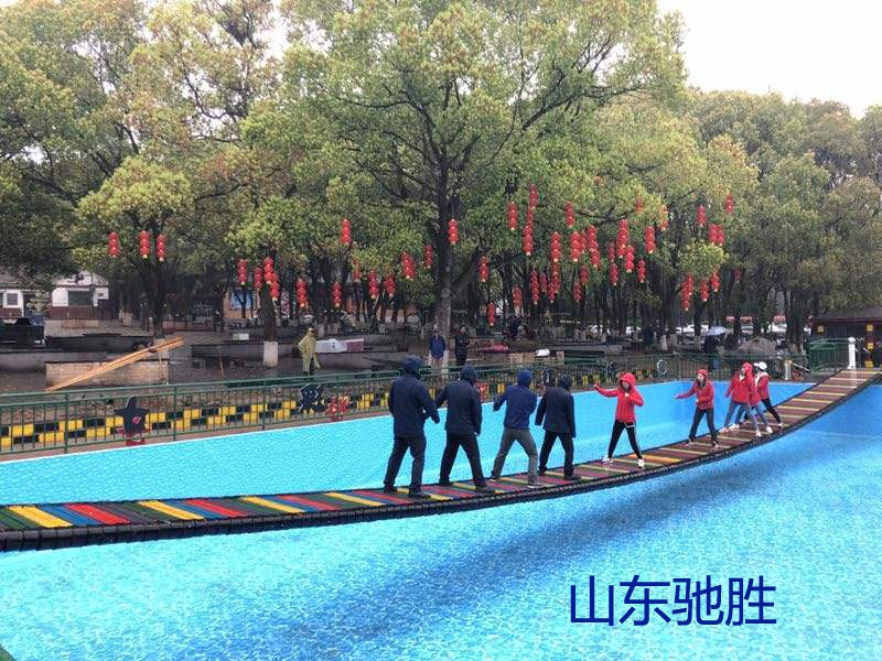 水上拓展訓(xùn)練 趣味橋 水上蕩木橋搖擺橋滾筒橋 水上游樂設(shè)備定制山東馳勝