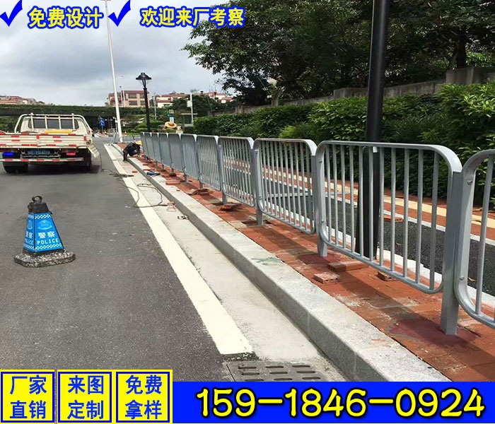 東莞道路護(hù)欄廠家 甲型市政護(hù)欄 黑色矩形管人行道欄桿