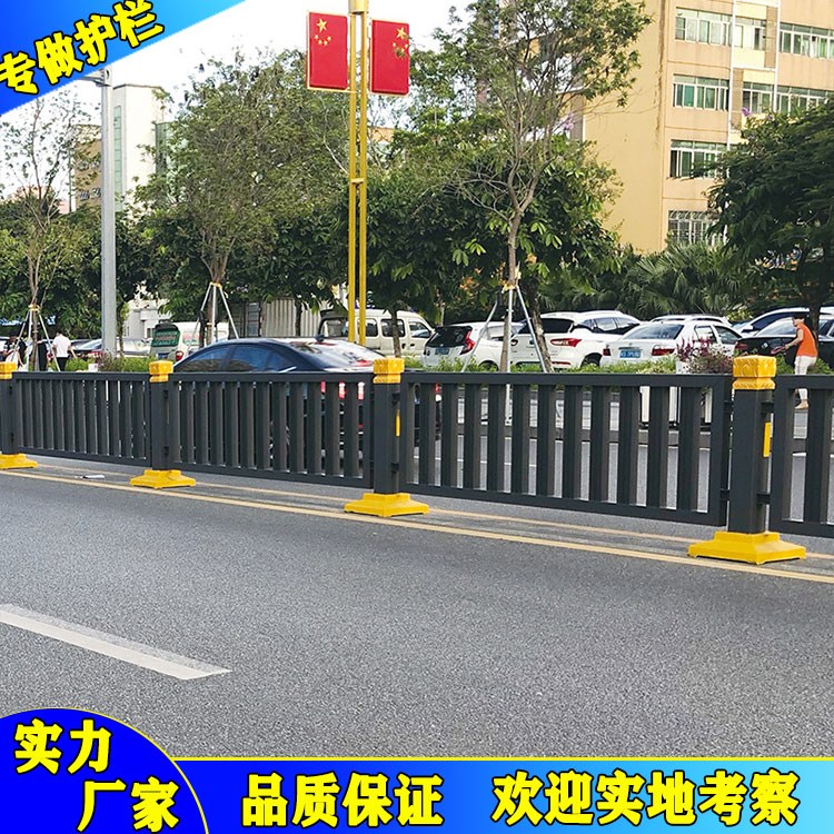 矩形鋼管德式道路護(hù)欄 深圳人行道欄桿 白色道路中間防撞護(hù)欄