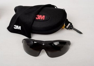 3M? V5時(shí)尚運(yùn)動(dòng)款遮陽(yáng)眼鏡，防護(hù)眼鏡防止工業(yè)場(chǎng)沖擊物對(duì)眼睛的傷害，防護(hù)眼鏡