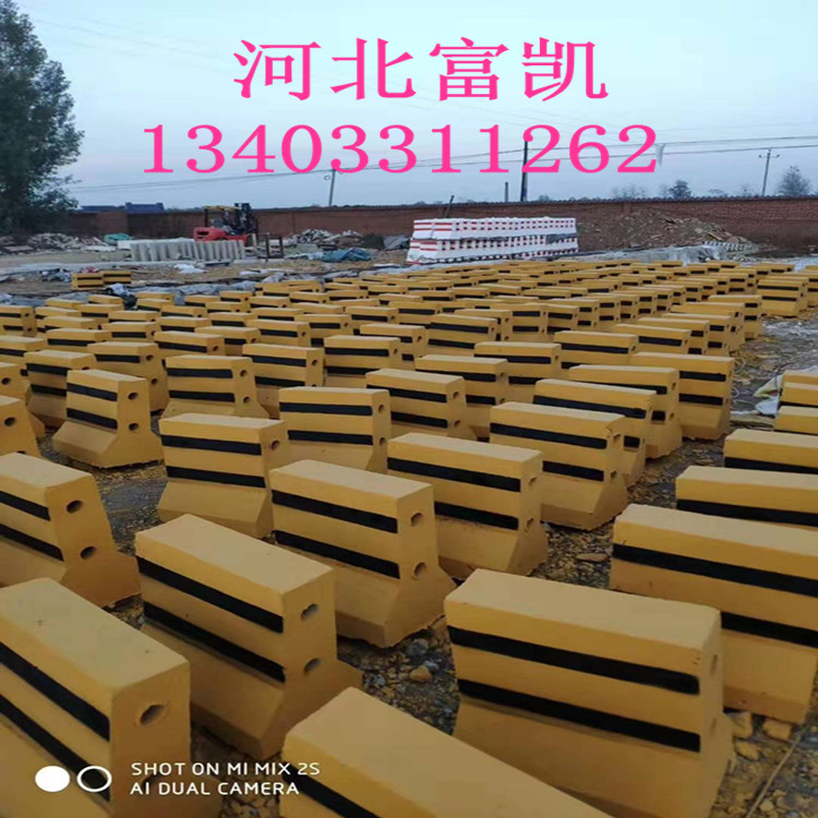 河北石家莊隔離墩廠家直供134O3311262公路隔離墩/交通隔離墩/水泥隔離墩批發(fā)