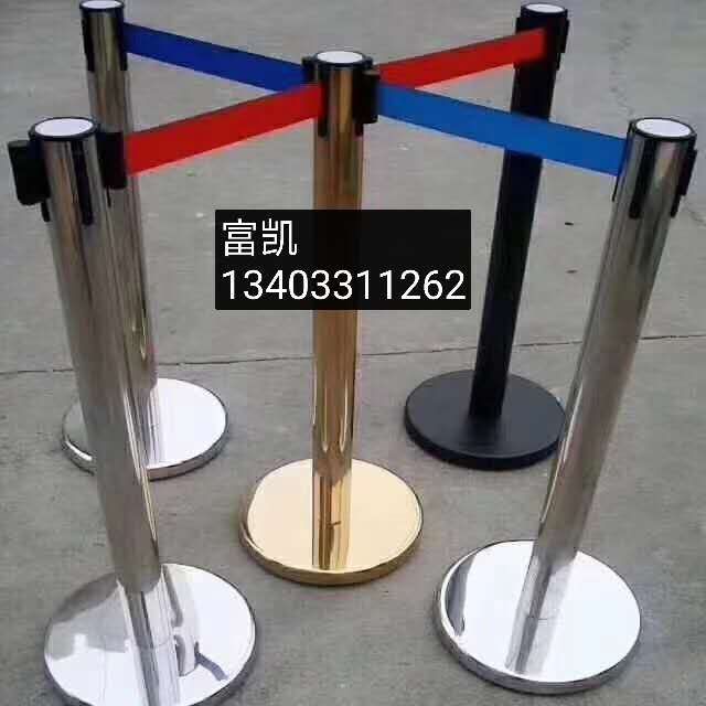 石家莊活動(dòng)一米線(xiàn)欄桿廠家直供134O3311262烤漆黑不銹鋼隔離帶一米線(xiàn)隔離帶