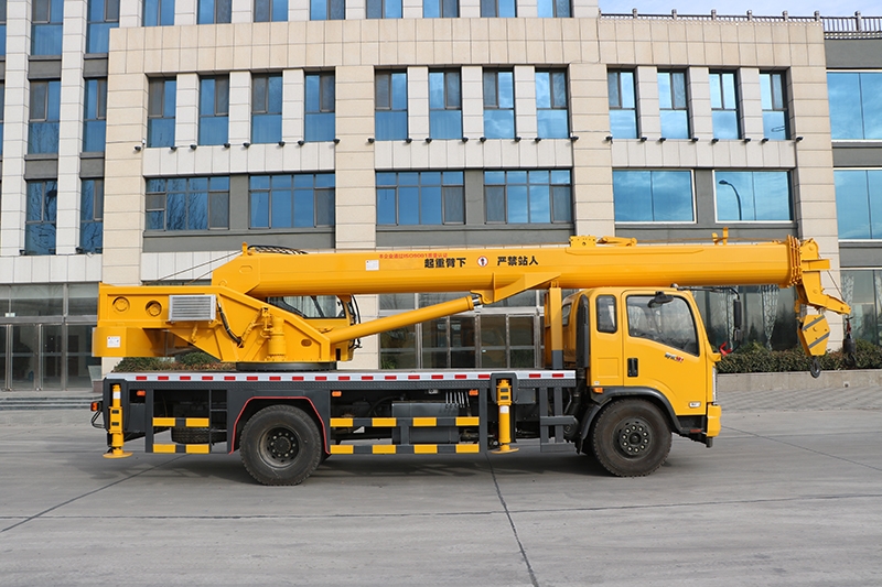 易縣8噸汽車吊 小噸位起重機(jī) 6-16噸汽車吊 質(zhì)量保證