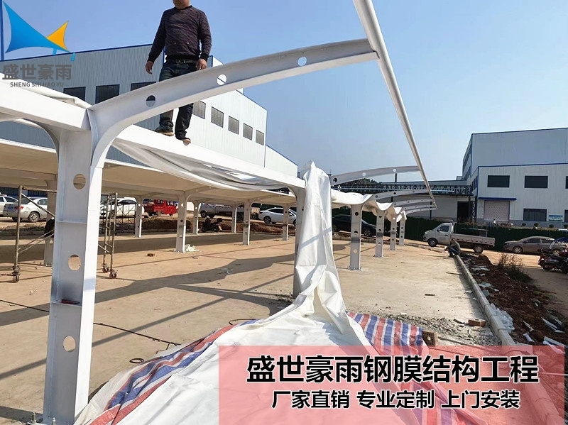 新疆吐魯番地區(qū)新能源汽車充電樁棚盛世豪雨鋼梁加工服務至上