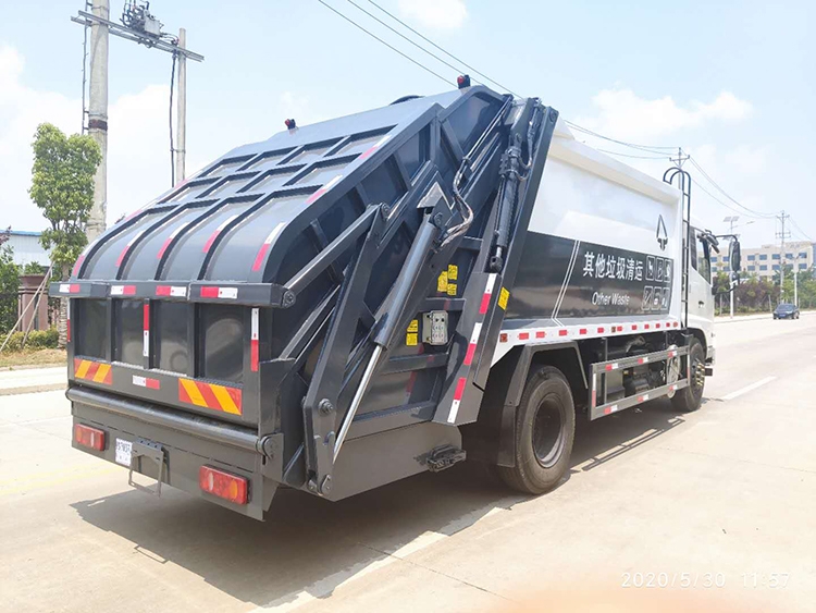 新疆垃圾車圖片常備現(xiàn)車 隨提隨走