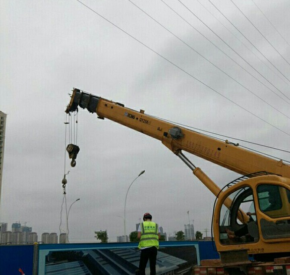 高壓近電防觸碰裝置，當距離過近時，駕駛室內(nèi)的報警器將發(fā)出強烈的警示音提示