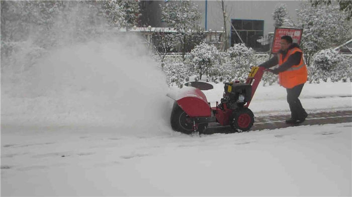 除雪機的圖片符合歐洲安全品質(zhì)標準的清雪機汽油推雪機