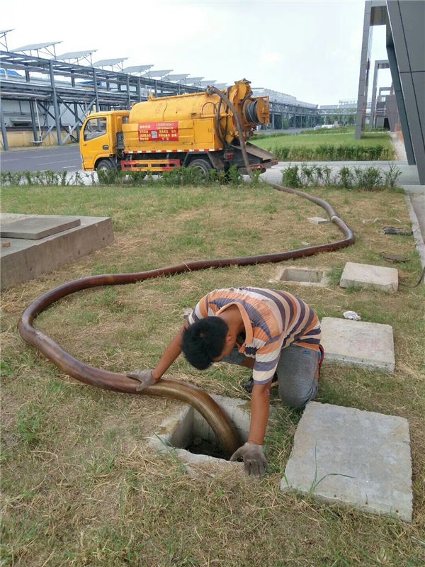 無(wú)錫市江陰市清理化糞池注意事項(xiàng)及步驟