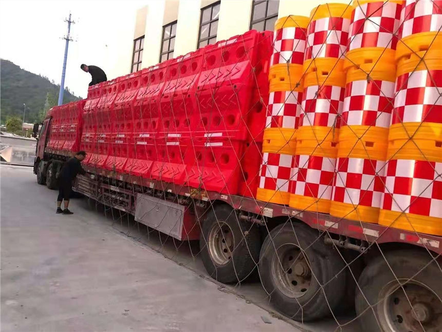 高速公路紅色水馬廠家 高強度滾塑水馬防撞欄