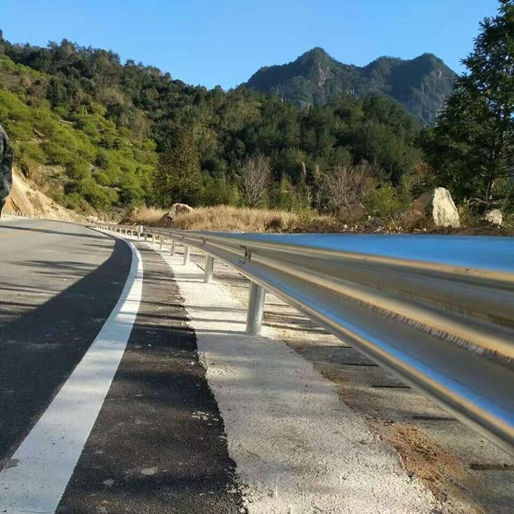 高速公路噴塑護欄板三波護欄板熱鍍鋅波形梁鋼護欄防撞護欄板廠家