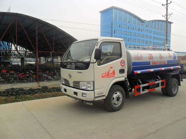 6噸灑水車車，東風(fēng)小霸王小型運(yùn)水車廠家直銷價(jià)格配置參數(shù)