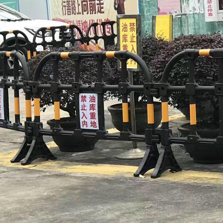 道路挖掘封閉施工黑色PE膠馬圍欄污水搶修簡(jiǎn)易護(hù)欄
