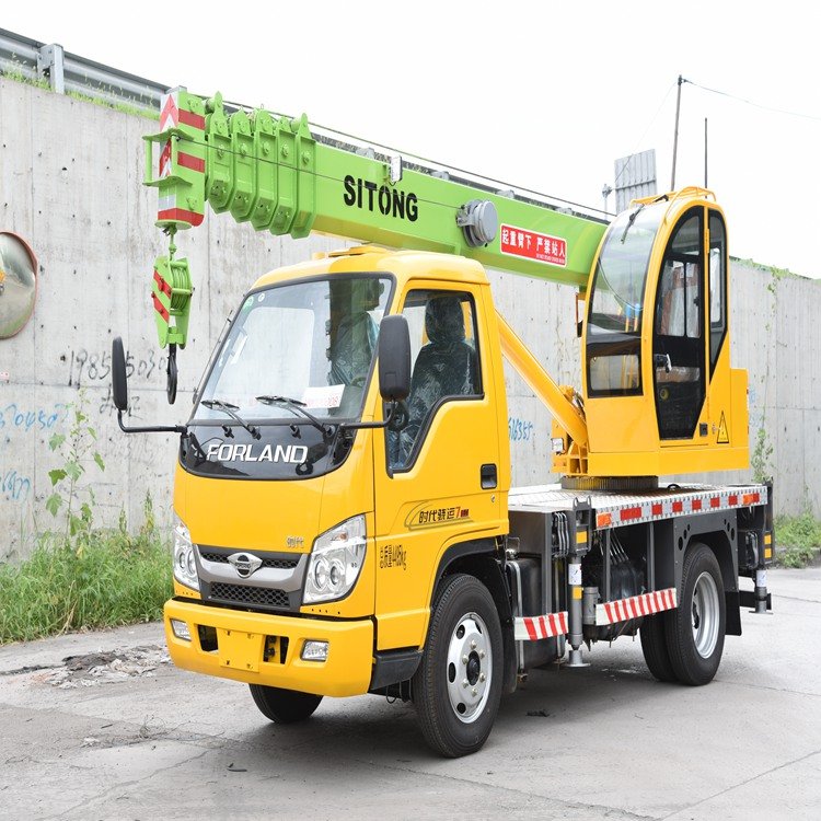 四通機(jī)械5噸藍(lán)牌汽車吊機(jī)動性能好小型吊車起重機(jī)