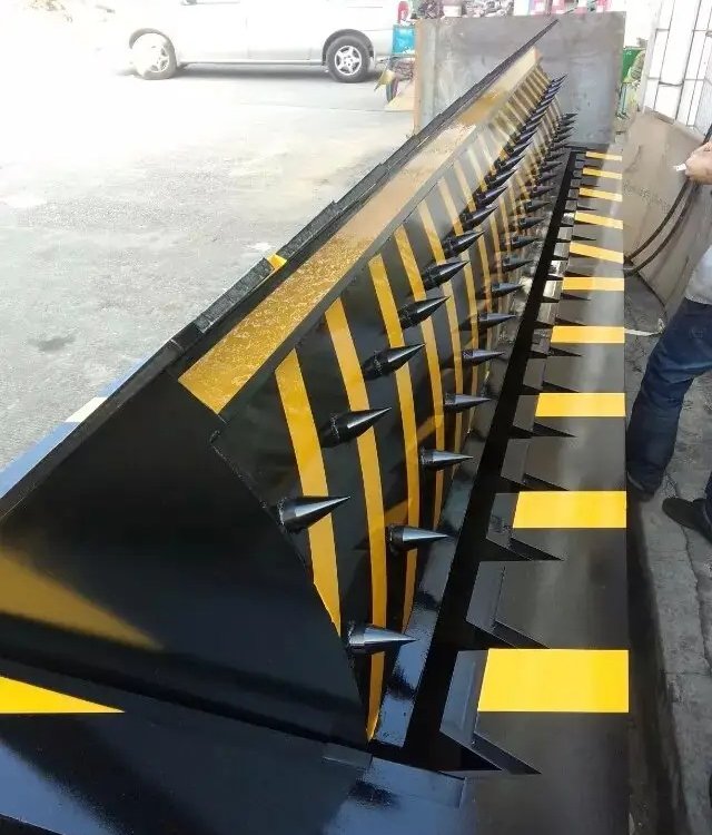 學(xué)校全自動(dòng)液壓翻版路障機(jī)車輛攔截路障阻車器輕松自動(dòng)控制