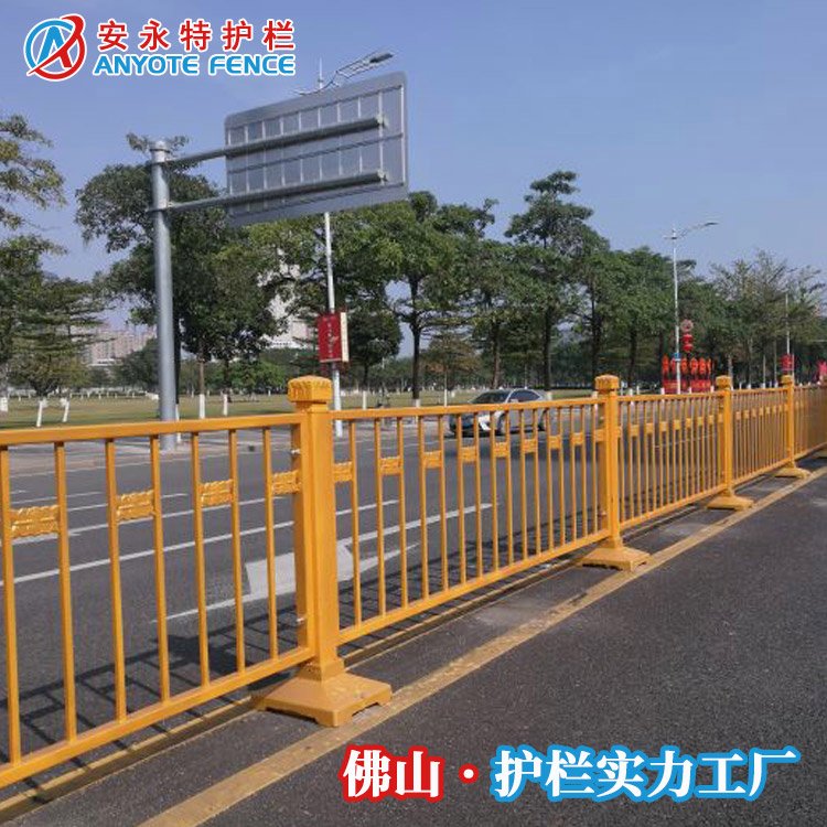 黃金色路中分隔護欄市政道路機非防撞欄桿定制馬路邊鍍鋅隔離柵欄