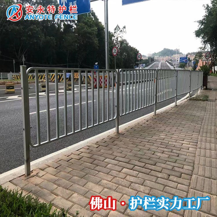 公路人行道欄桿港式護(hù)欄市政圍欄交通防護(hù)鐵藝防護(hù)欄廠家