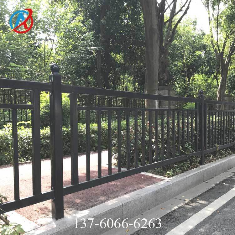 肇慶道路欄桿安裝標(biāo)準(zhǔn)公路護(hù)欄款式甲型柵欄圖片