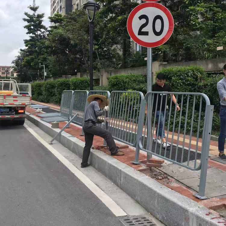 城市交通欄桿機(jī)非隔離護(hù)欄安裝人行道柵欄圖片