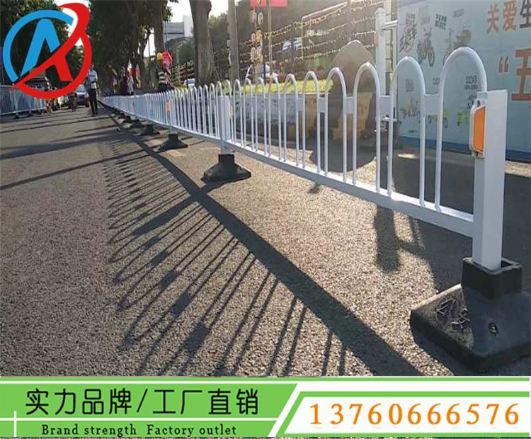 白色簡約風(fēng)格城市道路欄桿惠州車道安全京式護(hù)欄