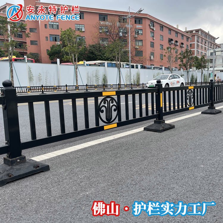 定制羊城城市道路欄桿人車分流鍍鋅隔離護(hù)欄機非安全防撞欄廠家