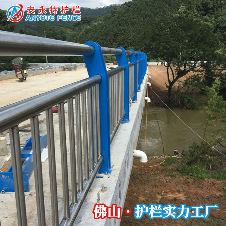 廠家直供304不銹鋼橋梁欄桿河道景觀護(hù)欄鋼板立柱圍欄