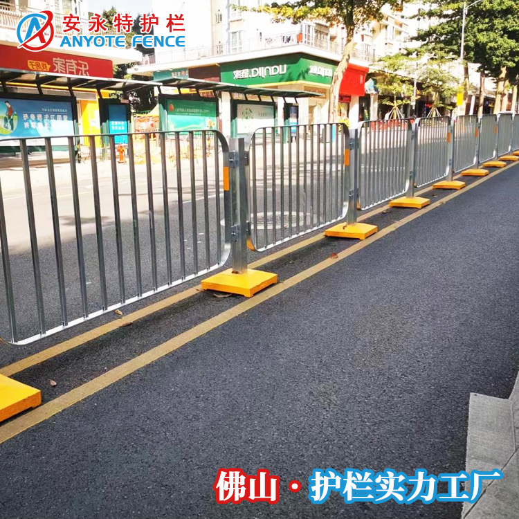 路中央港式隔離護(hù)欄定制黑色人行道防護(hù)欄道路防撞欄批發(fā)廠家