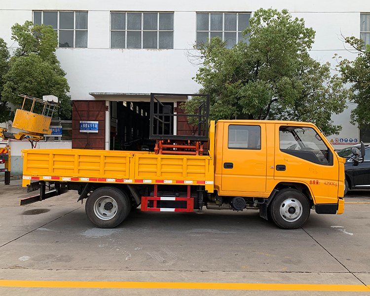 國六江鈴升降平臺(tái)高空車高空電力檢修路燈搶修高空作業(yè)車