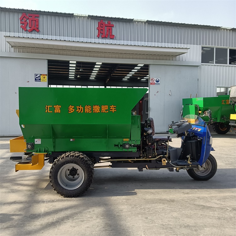 農(nóng)作物田地三輪撒糞車牛馬羊雞糞便撒料車后置圓盤揚(yáng)糞機(jī)