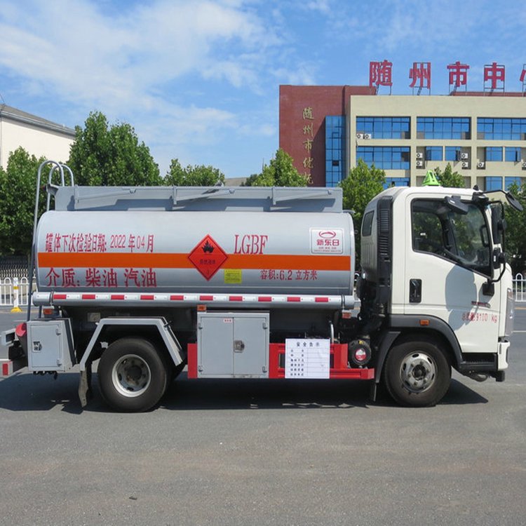 重汽豪沃6.2方運(yùn)油車(chē)額定載裝5噸上戶(hù)無(wú)憂(yōu)可送車(chē)