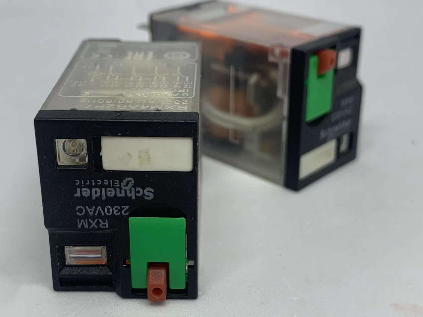 施耐德中間繼電器RXM4AB1ED可插拔式RXM系列有LED指示燈