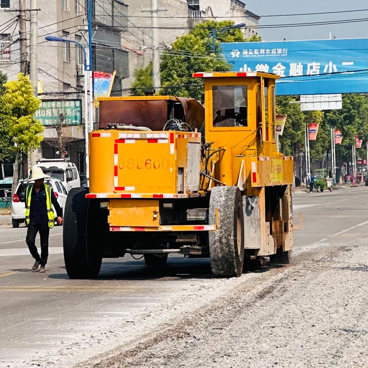 路面共振碎石化施工找巨盛機(jī)械團(tuán)隊(duì)專業(yè)二十年