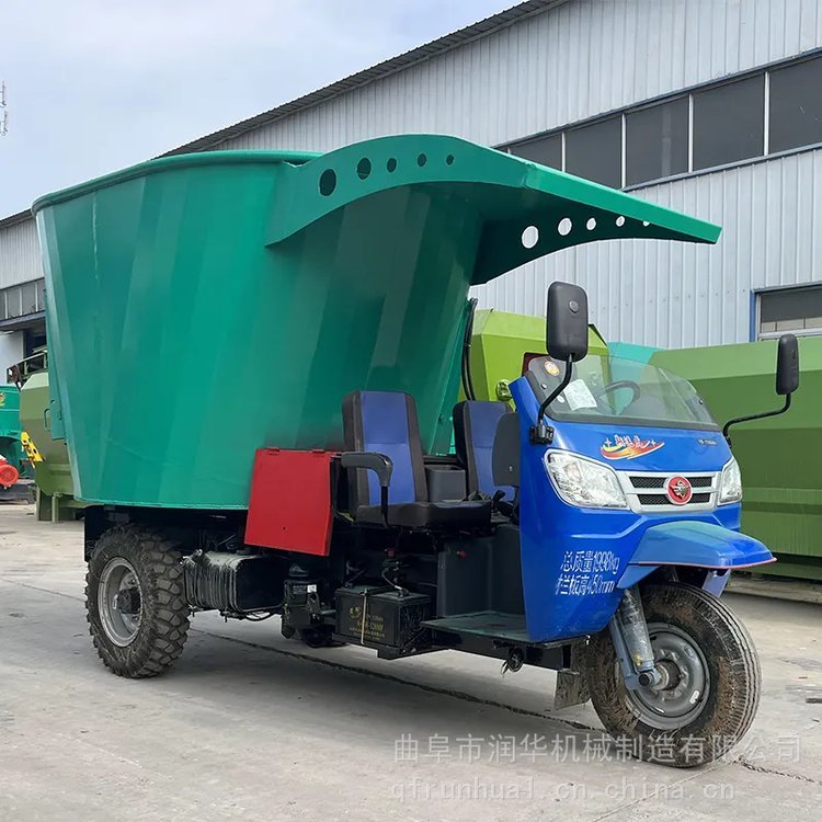 牛羊飼草撒料機三輪車載攪撒一體機柴油25馬力投料機