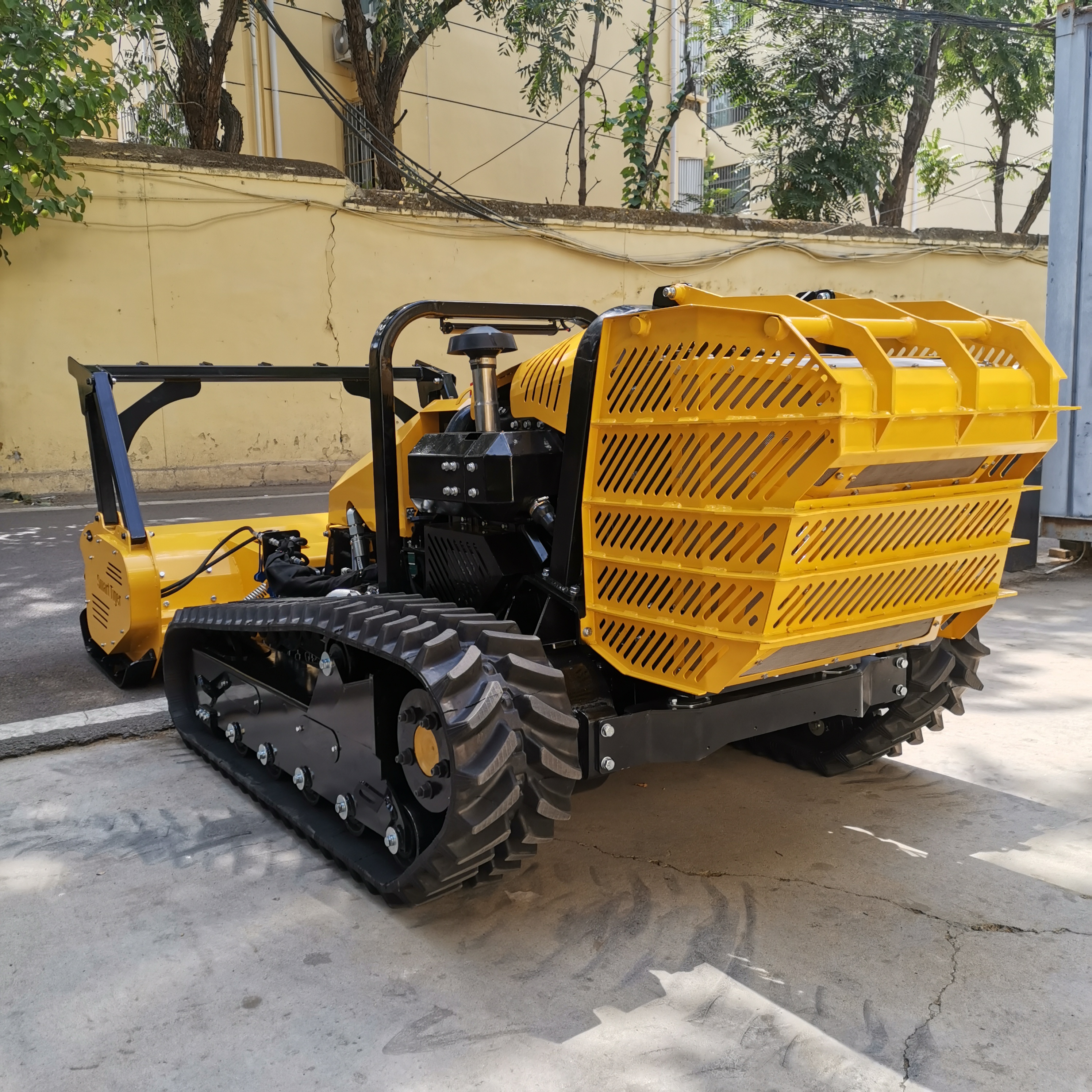 履帶式遙控開荒機(jī)大馬力森林消防開辟車陡坡堤壩山林拓荒機(jī)器人