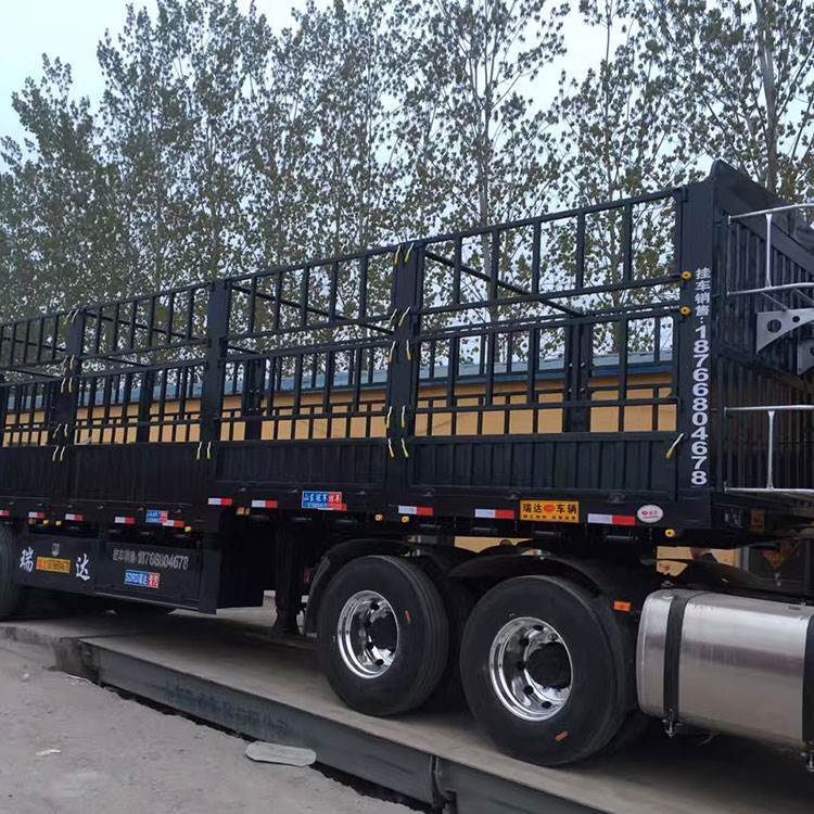 大型輕型鵝頸式倉欄半掛車牽引驅(qū)動承載能力強(qiáng)