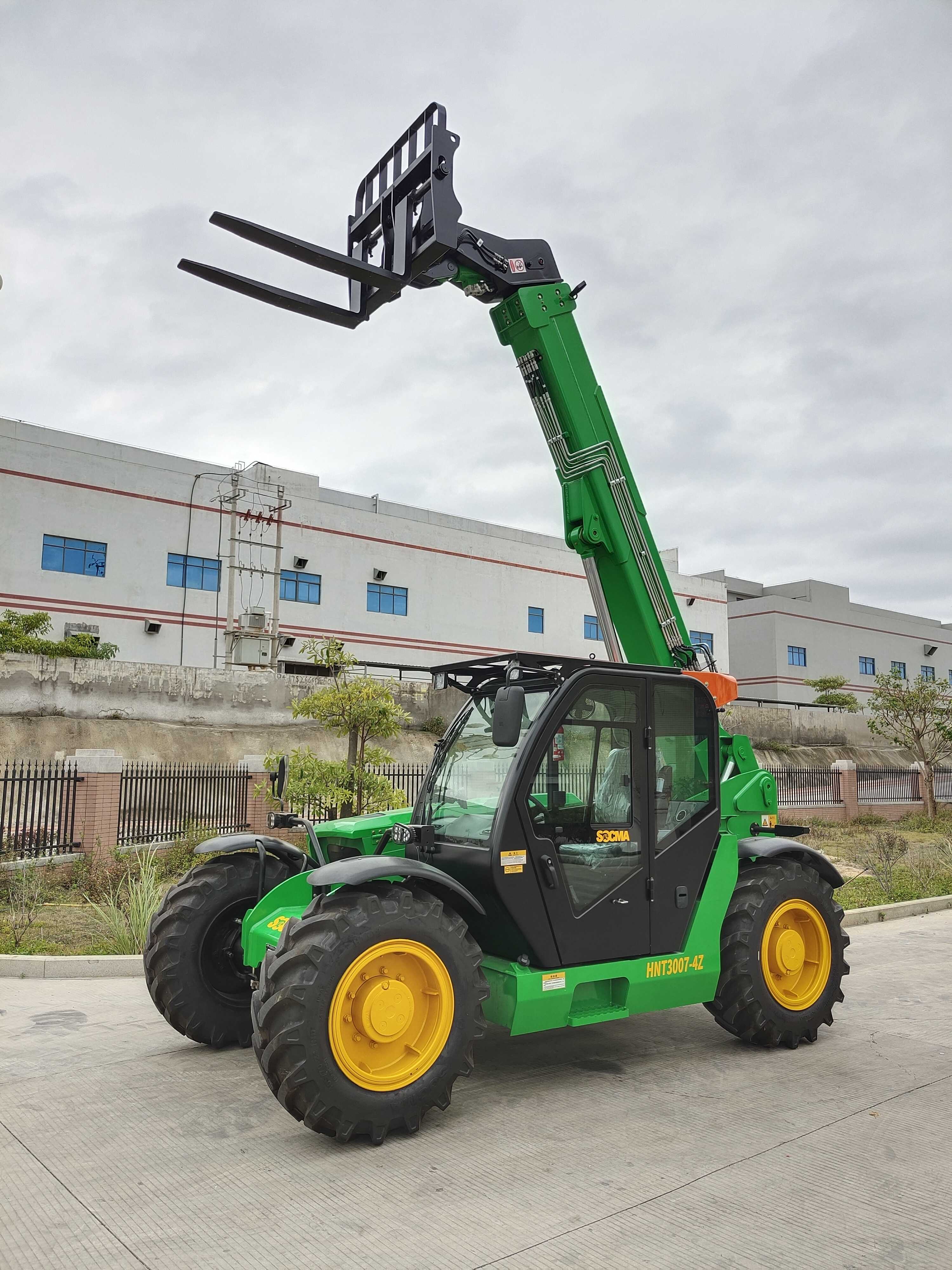 伸縮臂叉車叉裝車四輪越野多功能高空作業(yè)華南重工廠家生產(chǎn)