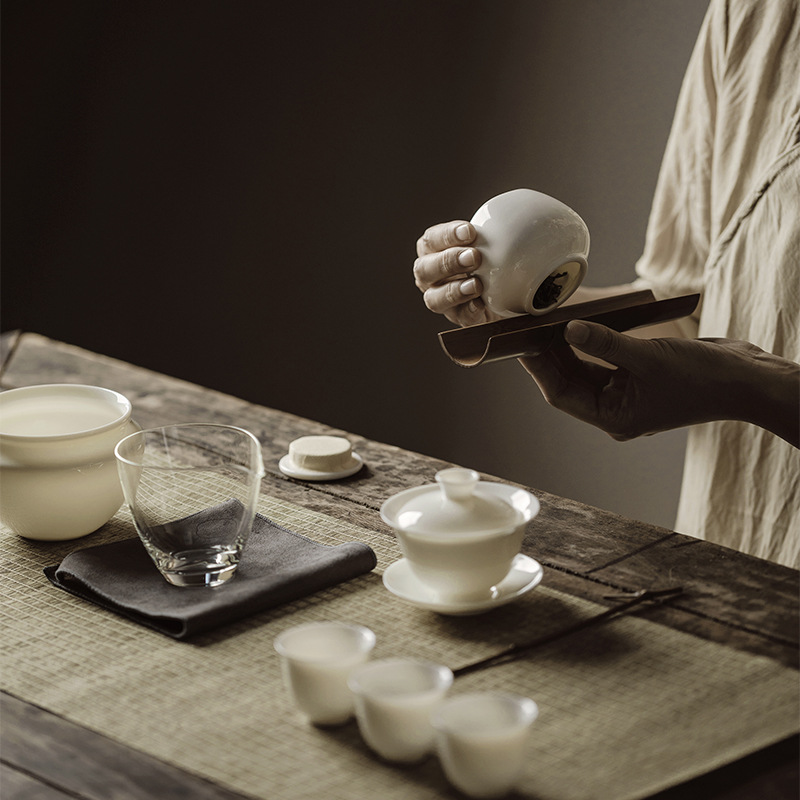 景德鎮(zhèn)陶瓷高顏值羊脂玉瓷手工浮雕梅花茶葉罐密封迷你便攜儲(chǔ)存罐
