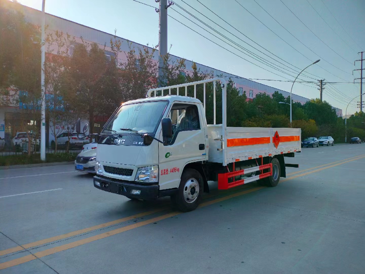 江鈴氣瓶運(yùn)輸車藍(lán)牌鋼瓶搬運(yùn)車工業(yè)氣體專用車2類危險(xiǎn)品配送車