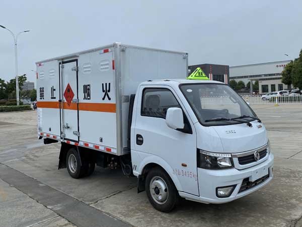 微型東風(fēng)氣瓶運輸車汽油易燃氣體廂式車危險品二類運輸車價格