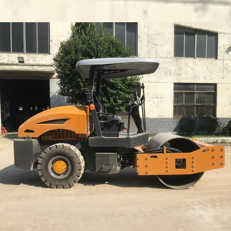 奔馬后輪胎駕駛式道路壓實機(jī)5噸單鋼輪全液壓振動壓路機(jī)
