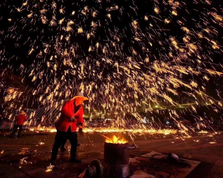 中國(guó)式浪漫打鐵花表演非遺表演民俗演藝團(tuán)隊(duì)非遺藝術(shù)表演