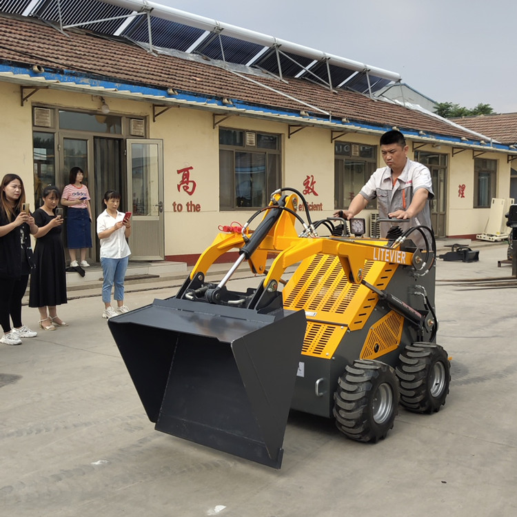 滑移式裝載機四驅小鏟車座椅式可原地旋轉靈活狹窄空間工作