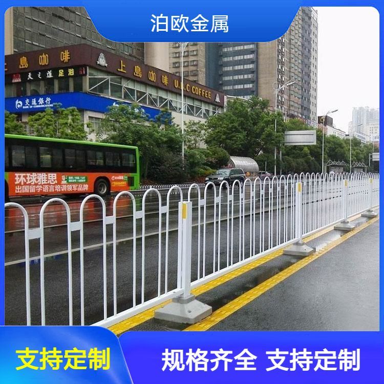 生產(chǎn)市政護欄交通安全防撞中央隔離欄道路圍欄源頭廠家