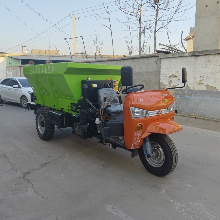 大棚果園全自動撒糞肥車固態(tài)肥撒糞機(jī)五征三輪撒糞車