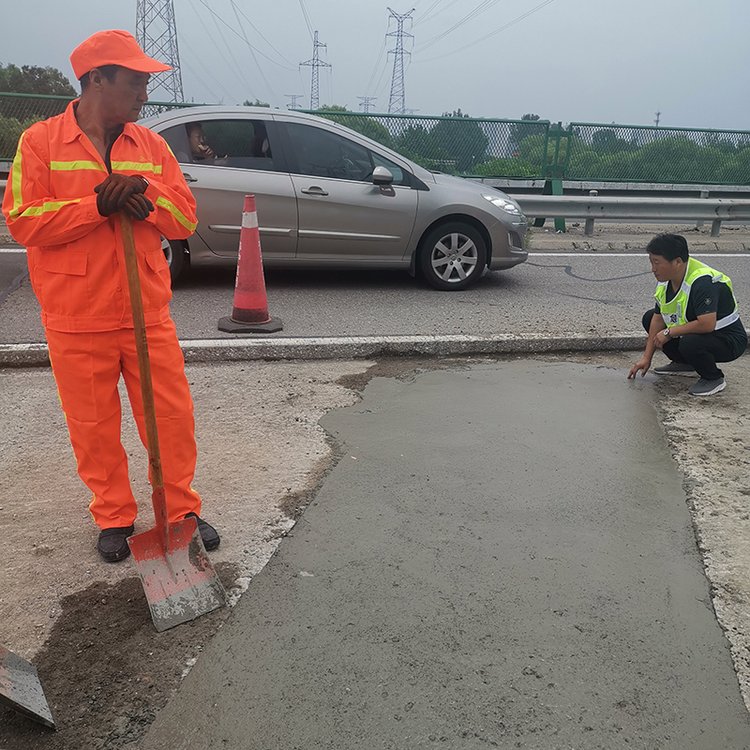 混凝土路面快速修補(bǔ)材料道路修補(bǔ)料施工快抗老化