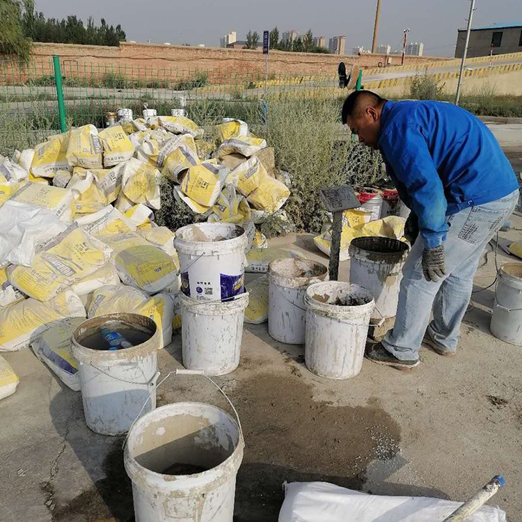 水泥路面修補料高強度地面裂縫修復(fù)材料快干混凝土道路快速修補劑