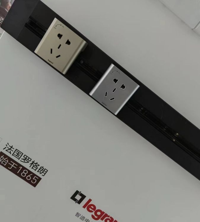 羅格朗明裝軌道移動插座黑色0.6米 3*五孔適配器