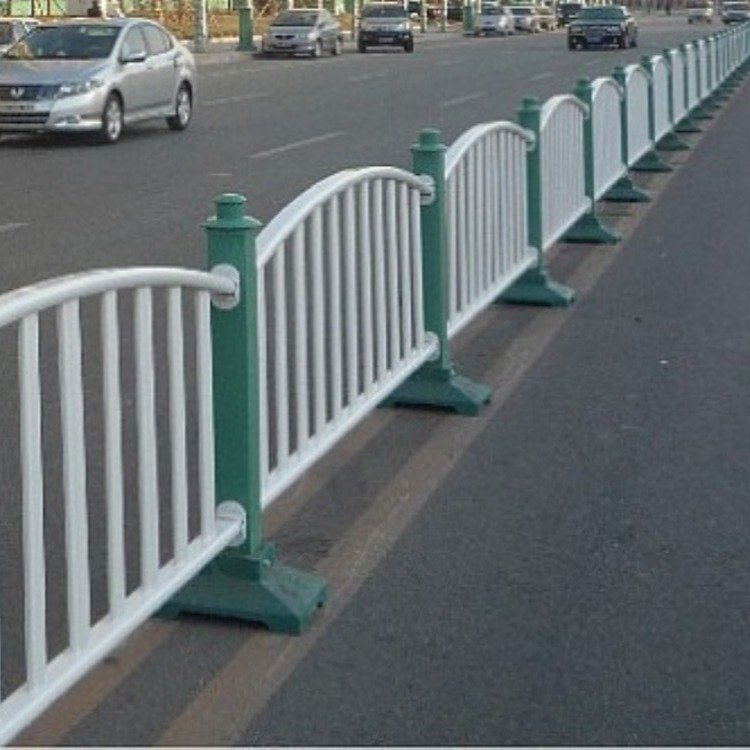 江蘇金路護欄現(xiàn)貨市政護欄市政道路漸變式護欄價格